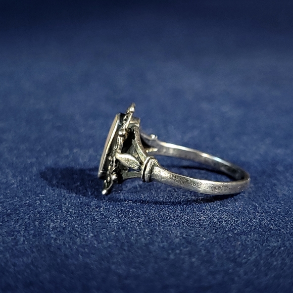 Small Vintage Ornate Ring with Mother of Pearl Stone - Picture 4 of 7